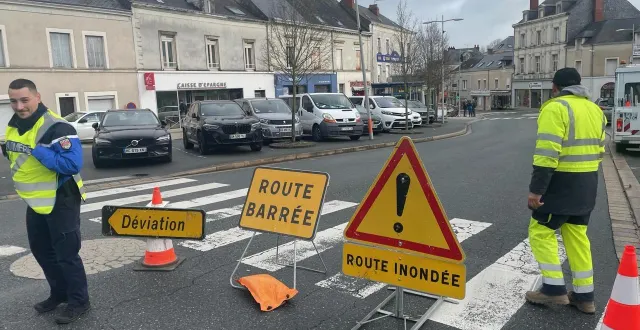 photo  l’accès à la route du pont de chalonnes est fermé, ce jeudi 19 février. les véhicules sont renvoyés en direction de montjean ou d’angers.  &copy;  ouest-france 