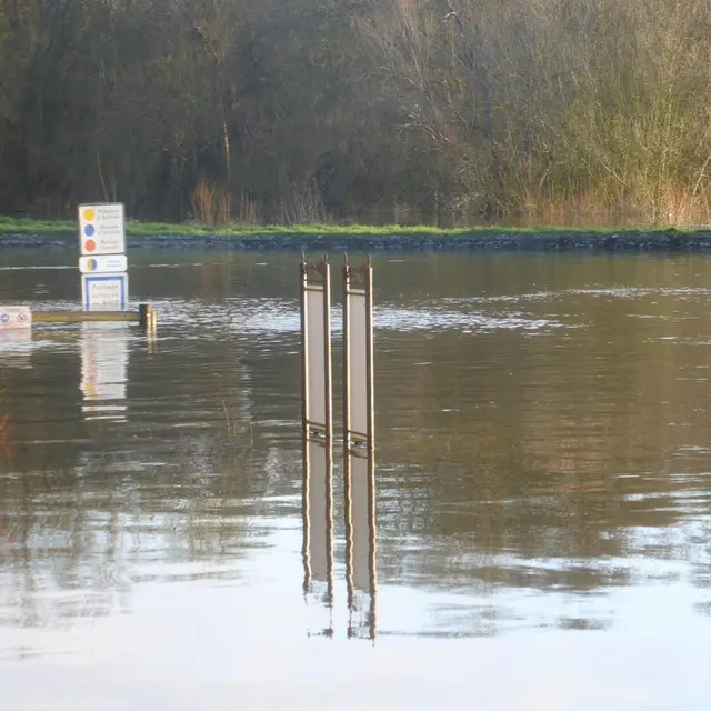 photo le barrage de grez-neuville entièrement noyé.  ©  co