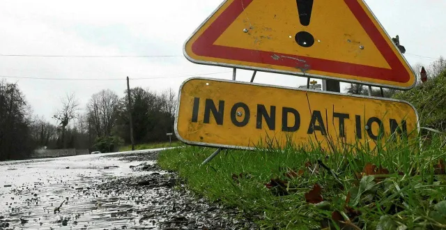 photo  le loir déborde et quelques routes sont inondées.  &copy;  archives courrier de l’ouest 