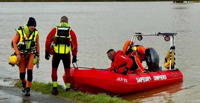 photo  douze pompiers venus de l’extérieur du département renforcent les effectifs locaux, notamment pour retrouver le disparu dans la loire.  &copy;  co - tiphaine sirieix 