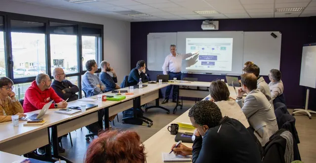 photo  les douze chefs d’entreprises du territoire ont participé à l’atelier facturation électronique organisé par le club d’entreprises cœur de sarthe à l’hôtel communautaire.   &copy;  le maine libre 