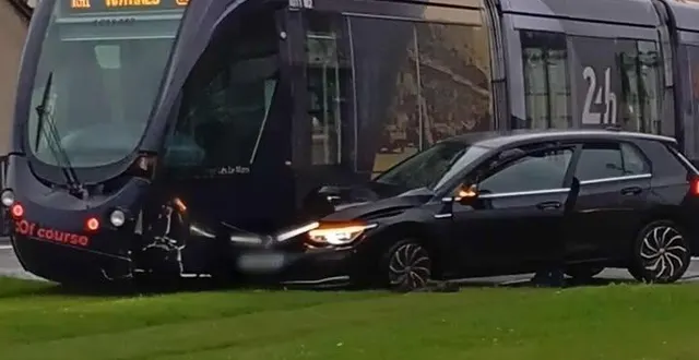 photo  le mans, jeudi 19 février 2026. en effectuant sa manœuvre, l’automobiliste a heurté un tramway de la ligne t1 en direction d’antarès.  &copy;  jean-charles plessis 