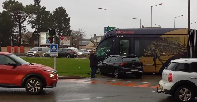 photo  un accident s’est produit ce jeudi 19 février entre une voiture et un tramway au mans (sarthe).  &copy;  photo transmise par un témoin 