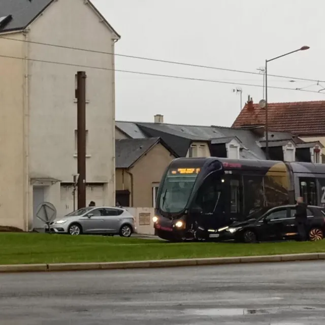 Accident entre un tramway et une voiture au Mans (Sarthe), le jeudi 19 février 2026. Photo fournie par un témoin de l’accident photo accident entre un tramway et une voiture au mans (sarthe), le jeudi 19 février 2026. © photo fournie par un témoin de l’accident
