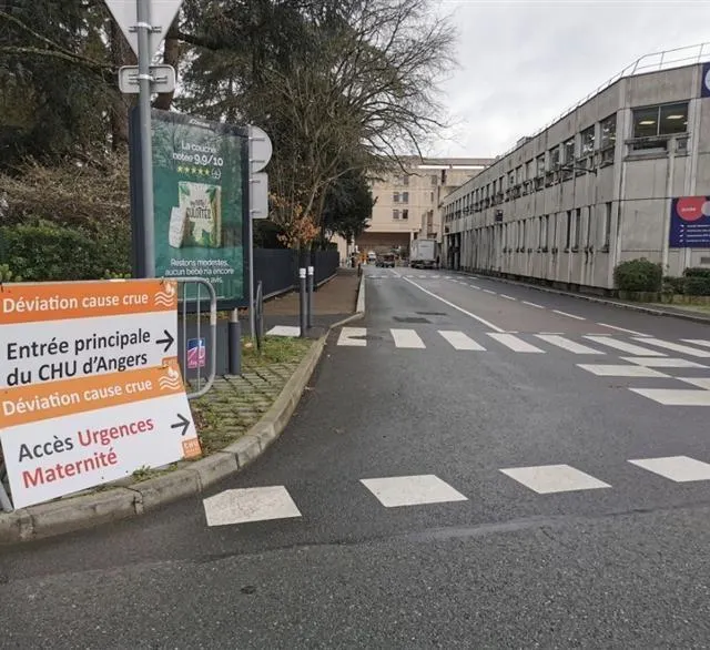Avec la montée de la Maine, il n’est plus possible d’accéder à l’entrée principale du CHU d’Angers. Photo CO photo avec la montée de la maine, il n’est plus possible d’accéder à l’entrée principale du chu d’angers. © photo co