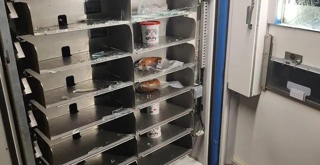 photo  un distributeur automatique alimentaire a été détérioré pour le vol dans le local de la setram.  &copy;  archives illustration 