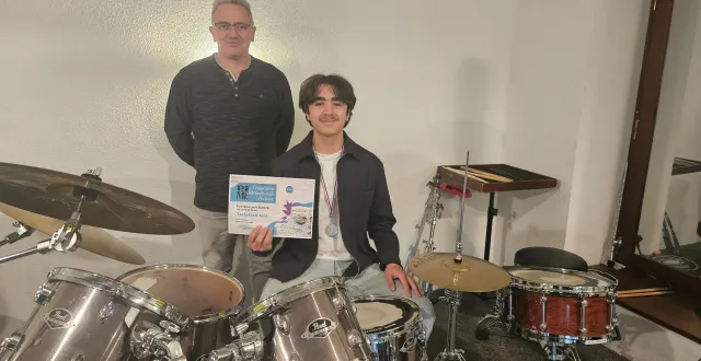 photo  avet accompagné de son professeur pascal jouvin partagent la fierté de cette distinction.  &copy;  le maine libre 