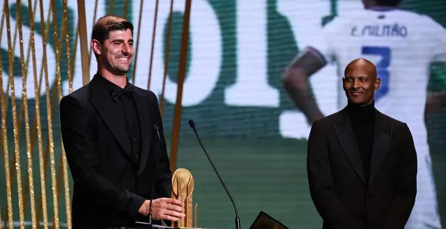 photo  thibaut courtois, ici à gauche lors de la cérémonie où il a reçu le trophée yachine en octobre 2022, va désormais investir au mans fc à travers sa structure, nxtplay capital.  &copy;  afp 