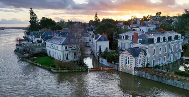 photo  la clé des inondations qui menacent angers se trouve à bouchemaine, une dizaine de kilomètres plus bas, à la confluence entre la maine et la loire.  &copy;  mario fournier 