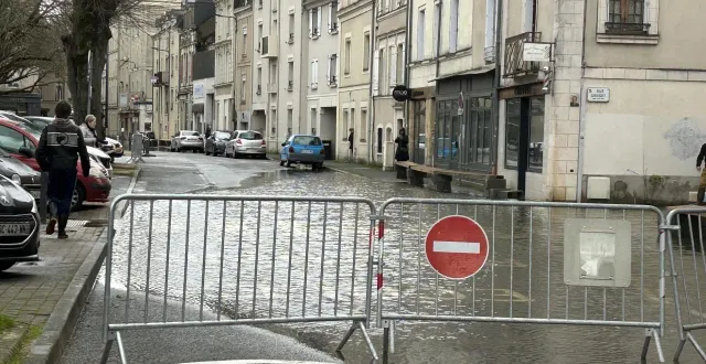 photo  l’eau progresse place bordillon dans le quartier de la doutre.  &copy;  le courrier de l’ouest 