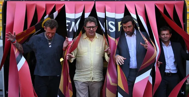 photo  le président du mans fc thierry gomez (au centre), accompagné du fondateur du fonds d’investissement brésilien outfield, pedro oliveira (à droite) et de georgios frangulis, fondateur et pdg de la franchise oakberry.  &copy;  le maine libre - denis lambert 