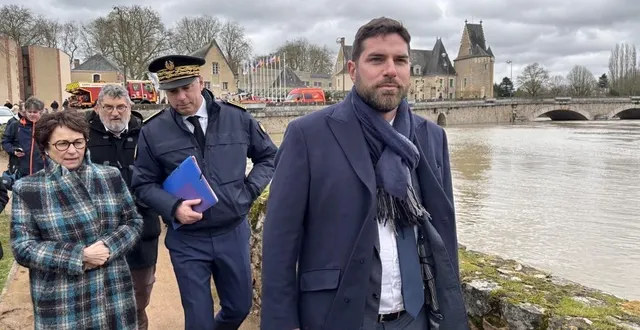 photo  le ministre de la ville vincent jeanbrun, en déambulation avec nadine grelet-certenais.  &copy;  ouest-france 