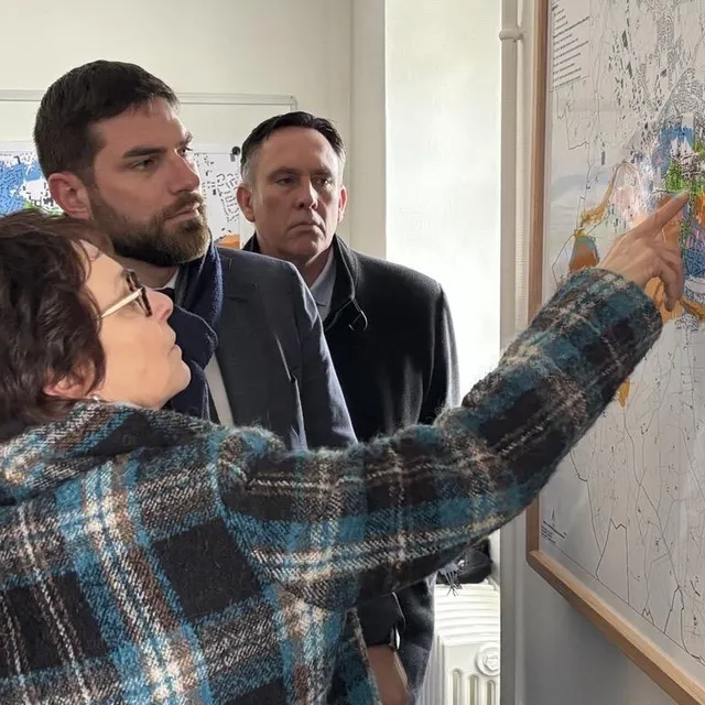 La maire Nadine Grelet-Certenais et le ministre Vincent Jeanbrun font un état des lieux de l crue du Loir, en vigilance orange ce jeudi. Ouest-France photo la maire nadine grelet-certenais et le ministre vincent jeanbrun font un état des lieux de l crue du loir, en vigilance orange ce jeudi. © ouest-france