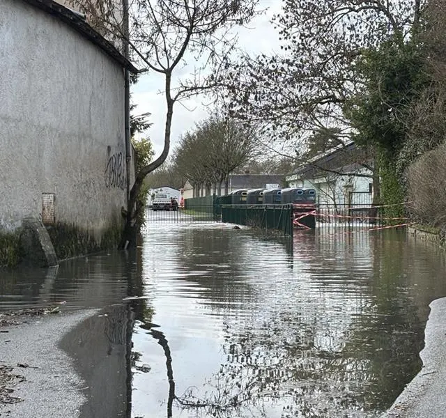 À La Flèche (Sarthe), de nombreuses maisons ont déjà les pieds dans l’eau. Ouest-France photo à la flèche (sarthe), de nombreuses maisons ont déjà les pieds dans l’eau. © ouest-france