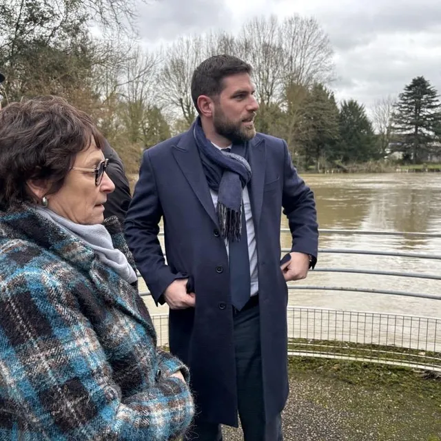 La rivière Le Loir était bien haute ce jeudi, en vigilance orange crues. Le ministre de la Ville est venu constater cette hausse. Ouest-France photo la rivière le loir était bien haute ce jeudi, en vigilance orange crues. le ministre de la ville est venu constater cette hausse. © ouest-france