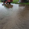 photo  avec les inondations, patrice jouanneau est obligé de prendre son tracteur pour sortir de sa ferme et rejoindre le bourg de baracé. 