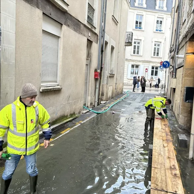 Thierry (avec le bonnet) est responsable des agents de la voirie à Angers. Ouest-France photo thierry (avec le bonnet) est responsable des agents de la voirie à angers. © ouest-france