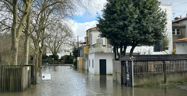 photo  la haute-île à rezé, sous l’eau, y compris à marée basse, pour certaines maisons situées face à la loire.  &copy;  ouest-france 