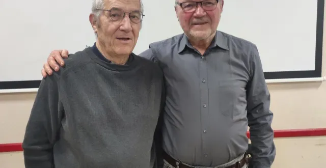 photo  jean-pierre lapierre (à gauche) et rené beauduffe, président de la chorale éclats de voix.  &copy;  ouest-france 