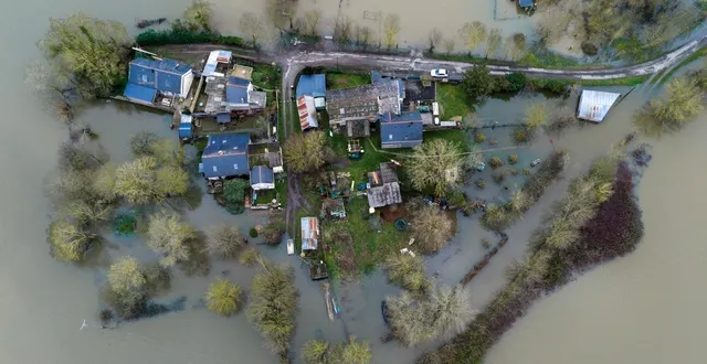 photo  vue de drone de la crue de la loire dans un village de rochefort-sur-loire.  &copy;  co - josselin clair 