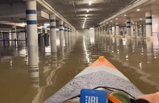 photo  saumur, février 2026. le parking du centre commercial exploré par le kayakiste saumurois.  &copy;  capture d’écran instagram - g.prchn 