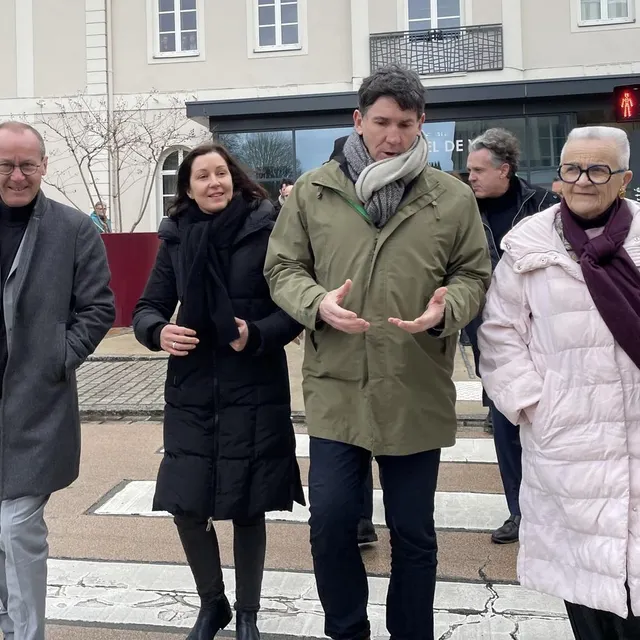 photo françoise gatel, ministre de l’aménagement du territoire (à droite sur la photo), est venue constater l’intérêt du barrage flottant permettant à un quartier des ponts-de-cé de ne pas être inondé.  ©  co