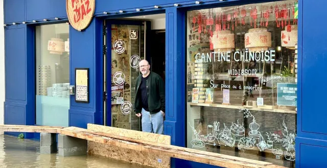 photo  angers, jeudi 19 février 2026. yohan chiron, patron de deux restaurants asiatiques situés de part et d’autre de la maine, a lancé un appel solidaire à ses collègues restaurateurs pour stocker ses denrées périssables.  &copy;  co 