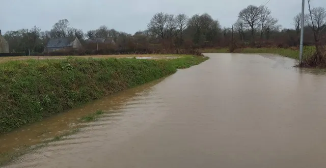 photo  au lieu-dit le cardronnet à saint-nicolas-de-pierrepont (manche), la route est inaccessible.  &copy;  mairie saint-nicolas-de-pierrepont 