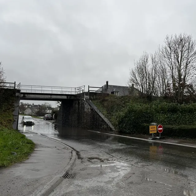 photo la route, sous le pont d’hyenville à quettreville-sur-sienne (manche), est à nouveau inondée ce jeudi 19 février 2026.  ©  ouest-france