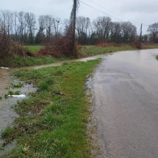 photo au lieu-dit le josset à saint-nicolas-de-pierrepont (manche), l’eau déborde du fossé.  ©  mairie saint-nicolas-de-pierrepont