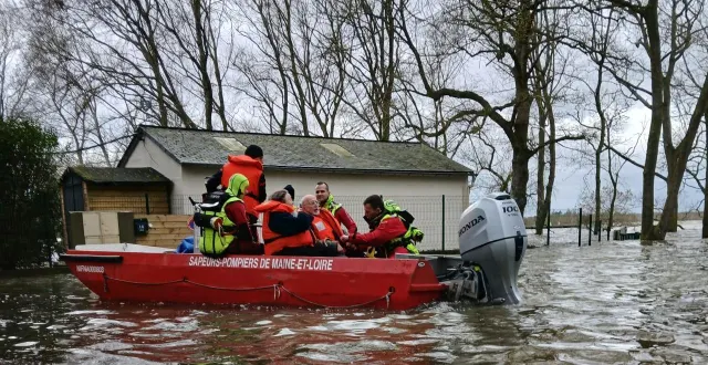 photo  plusieurs familles ont été secourues ce jeudi, obligées de quitter leur maison à écouflant.  &copy;  co 