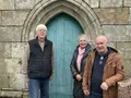 photo  claude lozac’h, maire (à droite), avec robert et catrine unger qui lui ont remis un don de 500 € effectué par paul et samantha anderson pour restaurer la porte sud de l’église dans laquelle ce couple américain s’est marié l’an dernier. 