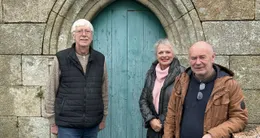 Info insolite  claude lozac’h, maire (à droite), avec robert et catrine unger qui lui ont remis un don de 500 € effectué par paul et samantha anderson pour restaurer la porte sud de l’église dans laquelle ce couple américain s’est marié l’an dernier. 