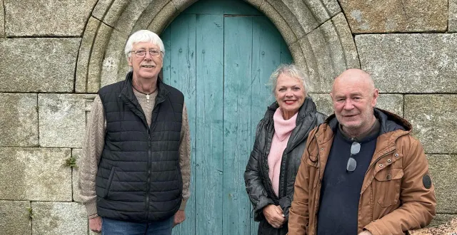 photo  claude lozac’h, maire (à droite), avec robert et catrine unger qui lui ont remis un don de 500 € effectué par paul et samantha anderson pour restaurer la porte sud de l’église dans laquelle ce couple américain s’est marié l’an dernier.  &copy;  ouest-france 