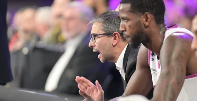photo  désormais présent sur le banc des professionnels lors des matches à domicile, romain l’hermitte donne de la voix.  &copy;  guillaume marie 