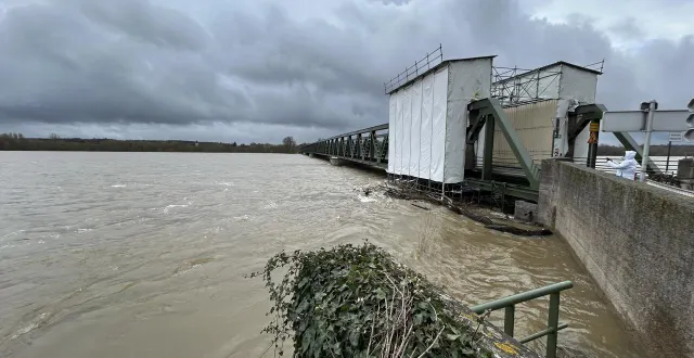 photo  à saint-mathurin-sur-loire, les travaux de peinture du pont sont suspendus jusqu’à nouvel ordre. le département de maine-et-loire confirme l’arrêt du chantier depuis la fin de la semaine dernière. les échafaudages inférieurs trempent dans le fleuve et retiennent branches et embâcles. le pont fait l’objet d’une surveillance quotidienne.  &copy;  co - emmanuel poupard 