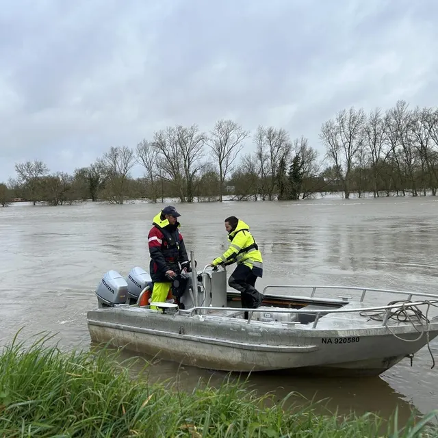 Peu après 9 h 30 ce 19 février 2026, les deux analystes de la Dreal s’apprêtent à mesurer le débit de la Loire. Ouest-France photo peu après 9 h 30 ce 19 février 2026, les deux analystes de la dreal s’apprêtent à mesurer le débit de la loire. © ouest-france