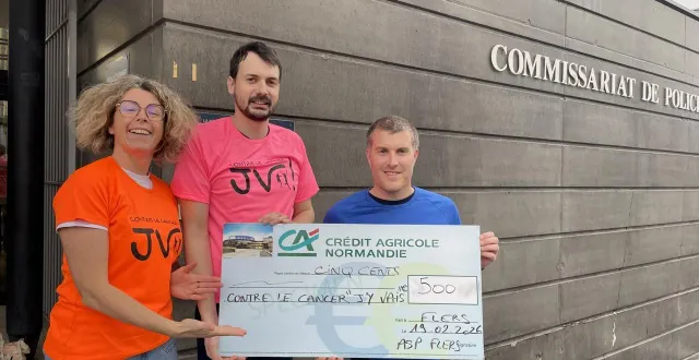 photo  sandrine bouteloup, trésorière de l’association contre le cancer : j’y vais ! à reçu un chèque du président de l’association sportive de la police de flers, landry chesnel (à droite).  &copy;  ouest-france 