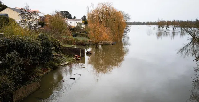 photo  les eaux en crue de la rivière achenau inondent des jardins et des habitations près de nantes en loire-atlantique, le 27 janvier 2026  &copy;  andré bourriquen / hans lucas via afp 