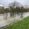 photo  les berges de l’orne, dans le parc de la forêt normande (à gauche le moulin) sont inondées. 
