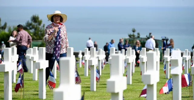 photo  entre 1,5 et 2 millions de visiteurs se rendent chaque année au cimetière militaire américain de colleville-sur-mer, sur les plages du d-day.  &copy;  martin roche, archives ouest-france 