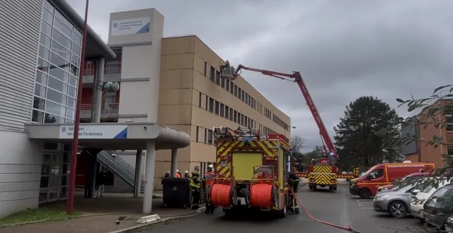 photo  le mans, jeudi 19 février 2026. les trois étages du bâtiment d’enseignement de l’ufr ont été vérifiés au peigne fin par les pompiers.  &copy;  le maine libre 