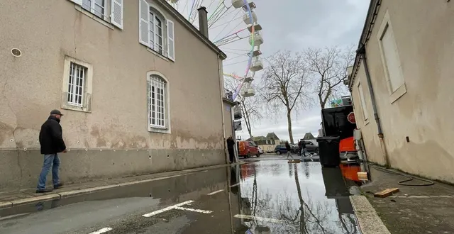 photo  la foire des cendres est perturbée le week-end du 20 février à cause de la crue du loir, à la flèche.  &copy;  le maine libre - louis gohin 