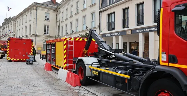 photo  les pompiers mobilisés devant le crédit agricole de sablé-sur-sarthe, place raphaël-élizé, ce jeudi 19 février 2026.  &copy;  ouest-france 