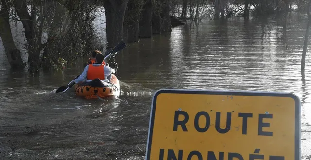 photo  hugues vaulerin, maire depuis 2008, incite ses administrés à quitter leur domicile alors que la loire, en baisse ces dernières heures, doit atteindre 5,46 mètres ce dimanche soir.  &copy;  co 