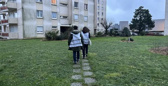 photo  angers, le 10 février 2026. des colistiers et militants du groupe demain angers avaient distribué des tracts dans le quartier de la doutre, à l’occasion de la campagne des municipales 2026, avant une réunion publique.  &copy;  co 