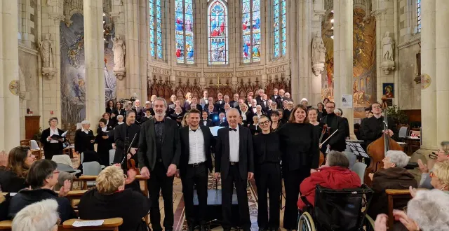 photo  la chorale contrepoint de saumur, dirigée (au centre) par christian foulonneau.  &copy;  philippe laurent 