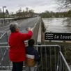 photo les ponts-de-cé, le 19 février 2026. la circulation est coupée sur la départementale et le pont qui franchit le louet en direction de mûrs-erigné.