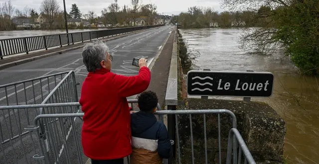 photo  les ponts-de-cé, le 19 février 2026. la circulation est coupée sur la départementale et le pont qui franchit le louet en direction de mûrs-erigné.  &copy;  laurent combet - le courrier de l’ouest 