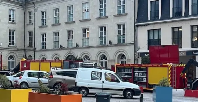 photo  les pompiers se sont déployés en nombre le jeudi 19 février pour protéger le sous-sol du crédit agricole de la montée des eaux. à droite, le véhicule de la cellule sauvetage déblaiement.  &copy;  le maine libre 